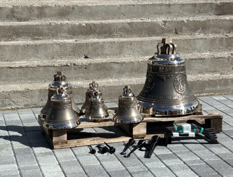 На храме установлены колокола